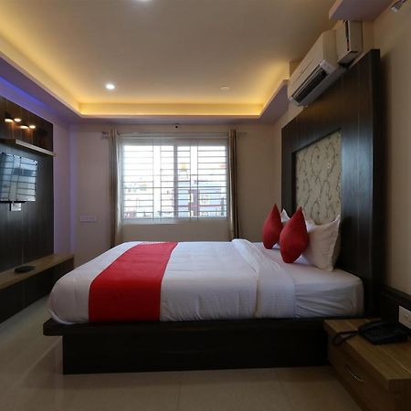 Hôtel Oyo 37349 Sai Palace à Chik Bānavar Extérieur photo