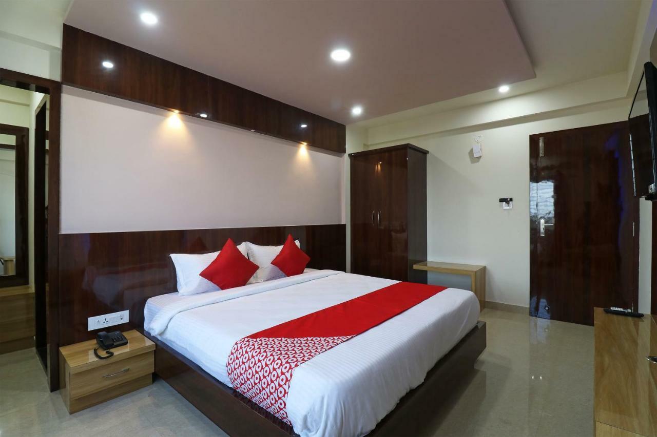 Hôtel Oyo 37349 Sai Palace à Chik Bānavar Extérieur photo