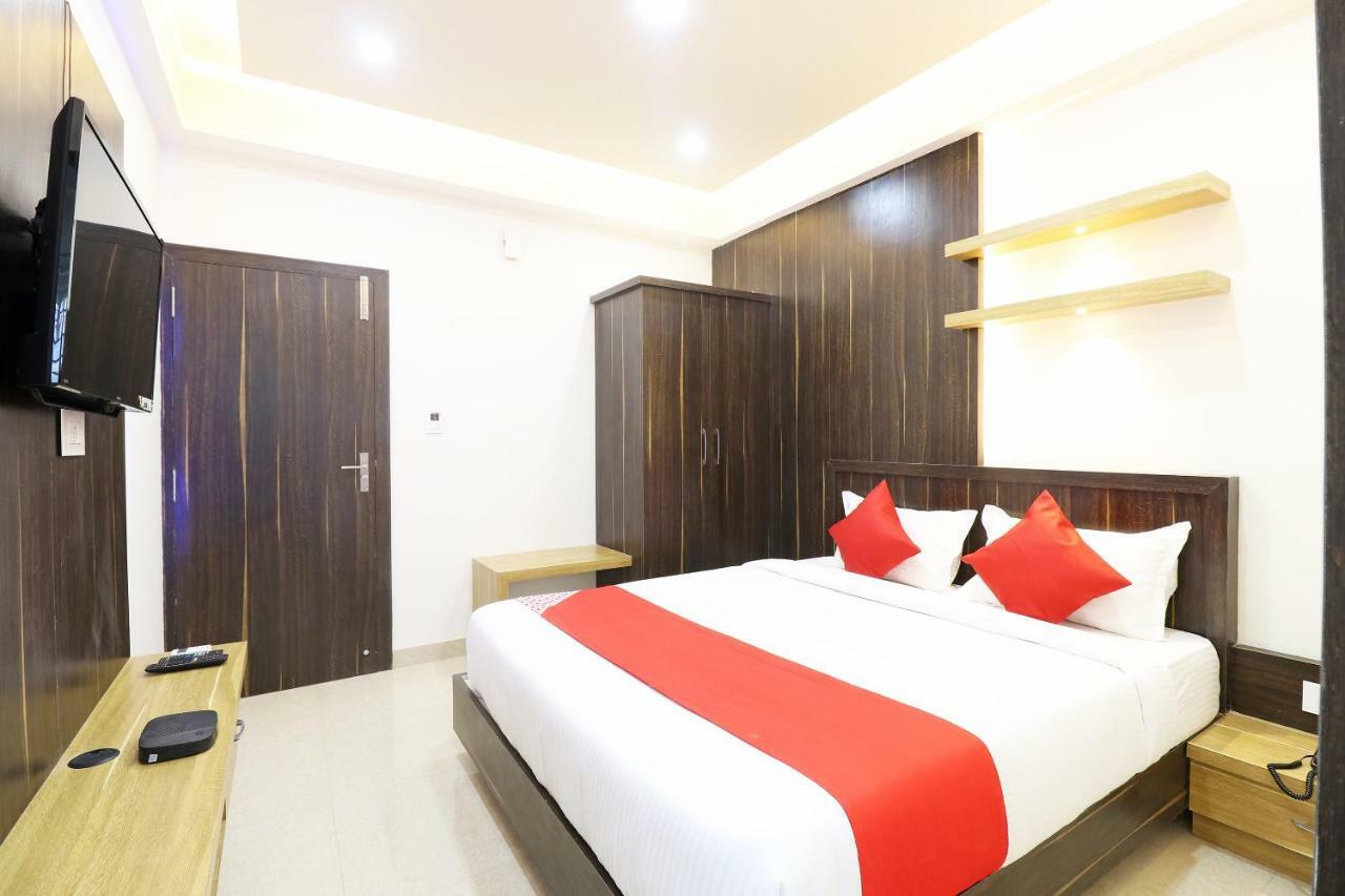 Hôtel Oyo 37349 Sai Palace à Chik Bānavar Extérieur photo
