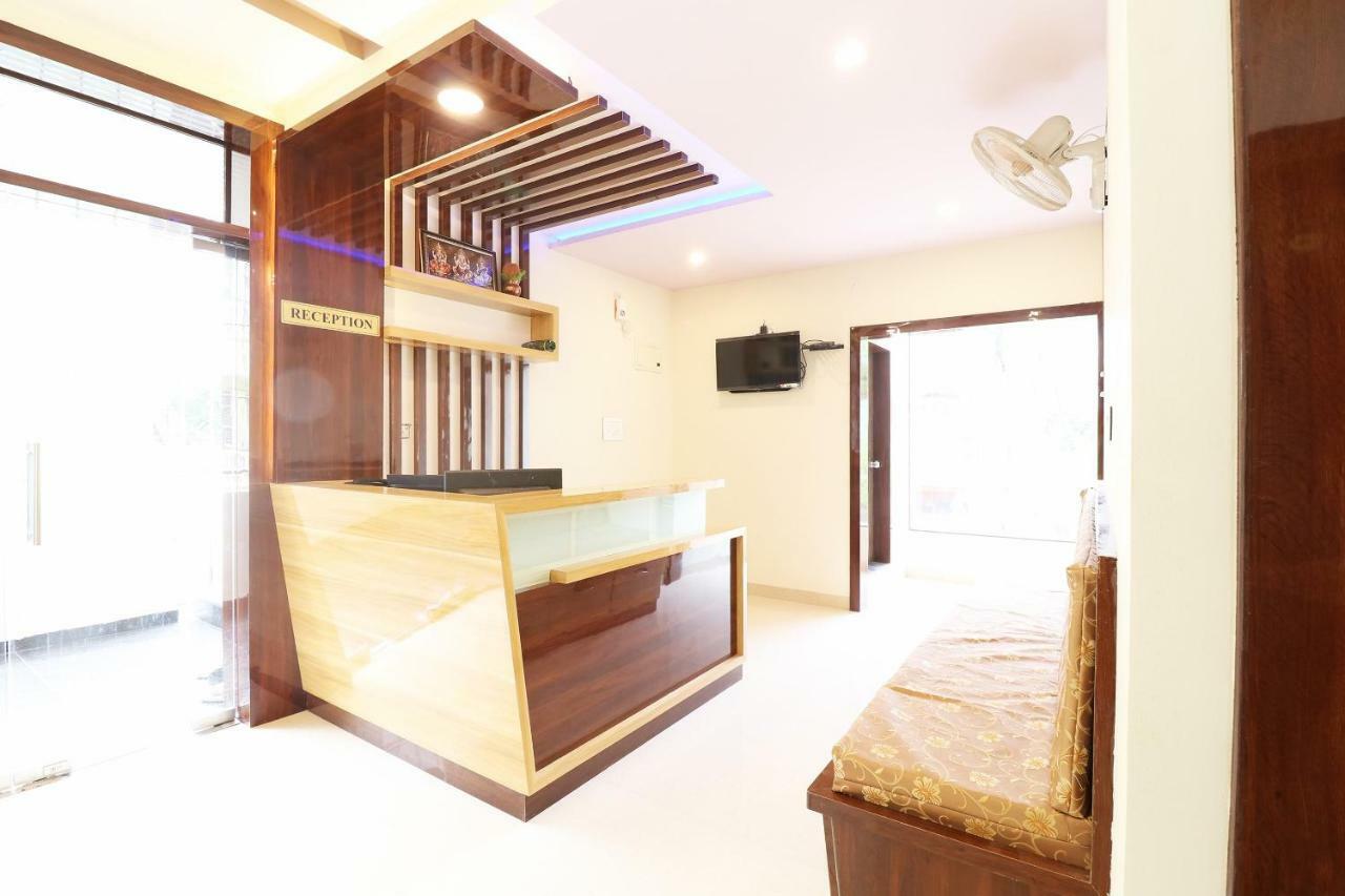 Hôtel Oyo 37349 Sai Palace à Chik Bānavar Extérieur photo