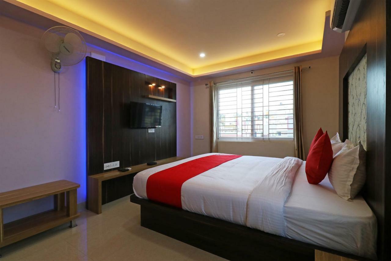 Hôtel Oyo 37349 Sai Palace à Chik Bānavar Extérieur photo