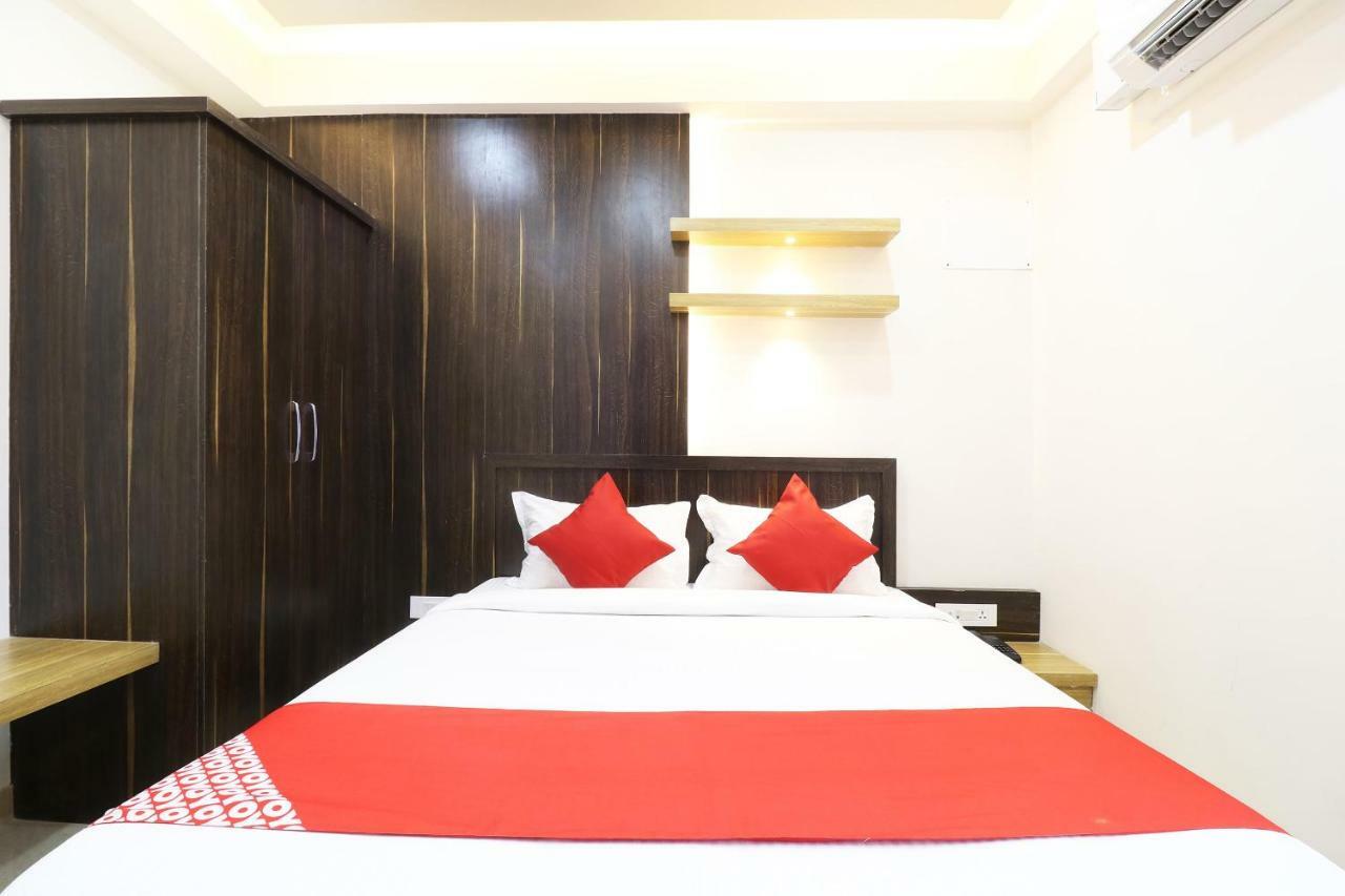 Hôtel Oyo 37349 Sai Palace à Chik Bānavar Extérieur photo