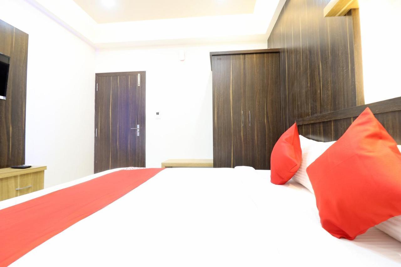 Hôtel Oyo 37349 Sai Palace à Chik Bānavar Extérieur photo